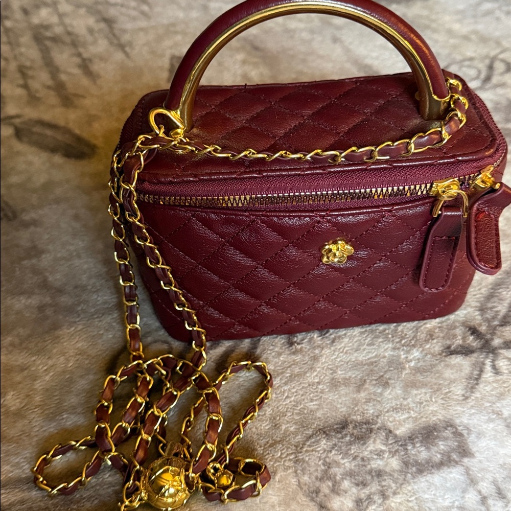 Elegant Burgundy Quilted Handbag - Picture 3 of 5